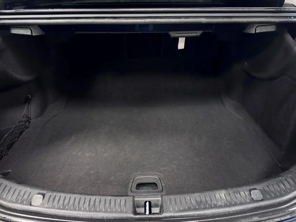 Business Class boot with space for professional luggage