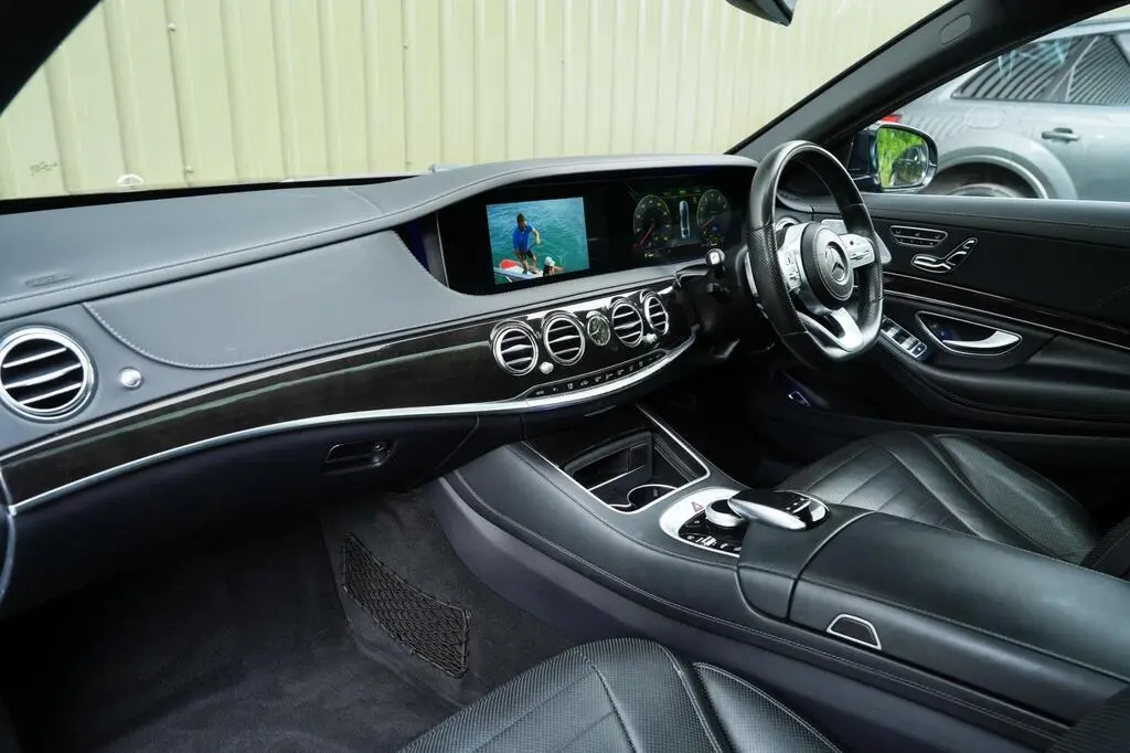 Premium Class dashboard with navigation display